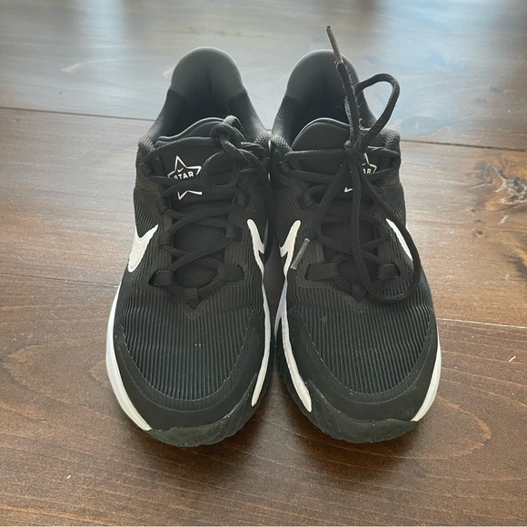 Boy’s Nike Star Runner 4 Running Shoe - Picture 2 of 8